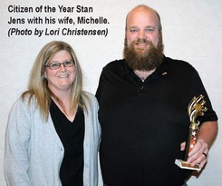 Picture of Elk Horn's Mayor Stan Jens and his wiffe Michelle receiving the 2015 Shelby County Citizen/Volunteer of the year award.